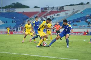Arema Hajar Semen Padang 3-0:  Joel Vinicius Brace