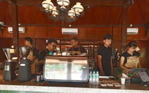 Latar Kopi Sajikan Menu   Pilihan dan Suasana Asri