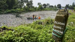 Pemerintah Dukung Fatwa Majelis Ulama Indonesia: Haram Buang Sampah ke Sungai dan Laut
