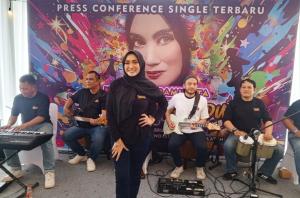 Natasha Pramudita Coba Musik yang Berbeda lewat Mendadak Dangdut