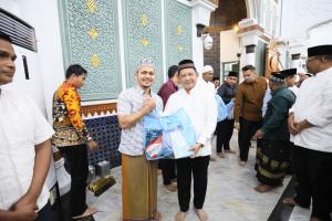 Kasatgas Tito Laksanakan Salat Subuh Berjamaah dan Salurkan Bantuan kepada Masyarakat Banda Aceh
