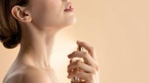 Kebiasaan Semprot Parfum di Leher Berisiko Kanker Tiroid? Ini Kata Pakar