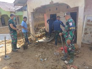 Terus Berlanjut, Personel Lanud SUT Bersihkan Sisa Lumpur Pascabanjir di Kota Padang