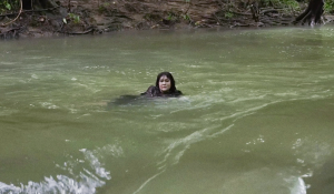 Merinding, Totalitas Luna Maya Terseret Arus Deras saat Syuting Film Suzzanna: Santet Dosa di Atas Dosa