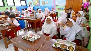 Bupati Siak Surati BGN, Banyak Orang Tua Keluhkan Menu MBG Busuk saat Ramadan
