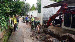 TNI Bersama Warga Bangun Rumah Layak Huni di Depok