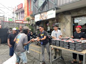Eiger Adventure Store Buaran Bagikan Ratusan Takjil
