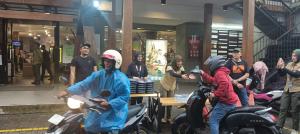 Eiger Tropical Adventure Bogor Bagian Ratusan Takjil Kepada Masyarakat