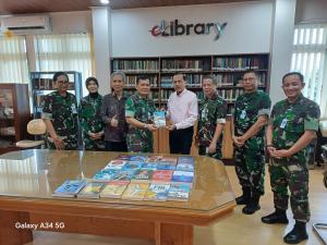 Perkuat Sumber Daya Insan Dirgantara, PSAPI Hibahkan Buku ke Dinas Psikologi TNI AU