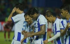 Menang 0-2 Lawan Semen Padang, Persib Kokoh di Puncak Klasemen  