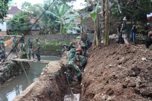 Pasca Banjir di Bandar Lampung, Babinsa Kodim 0410/KBL Grebek Sungai dan Bangun Talut