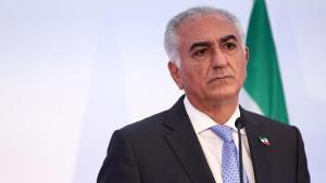 Reza Pahlavi Disiram Cairan Merah Saat Kunjungan ke Berlin