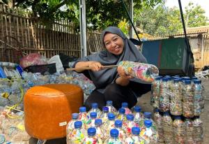 Menyulap Sampah Menjadi Berkah: Kisah Haru Ibu Amaliyah dalam Mengurangi Limbah di Kampung Masigit Bersama PNM