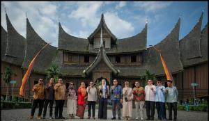 Menteri Pariwisata RI Didampingi Anggota DPD RI Irman Gusman kunjungi Istano Basa Pagaruyung