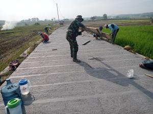 Pemasangan Papan Penyekat Perkuat Kualitas Betonisasi Jalan TMMD di Desa Godo