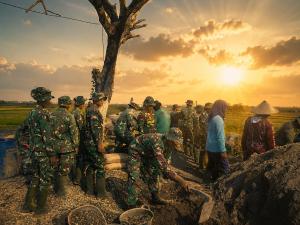 Sentuhan Humanis TMMD, TNI dan Warga Bangun Harapan Baru di Tengah Persawahan Pati