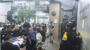Polda Metro Kerahkan Brimob Bongkar Markas Judi Online Internasional di Hayam Wuruk