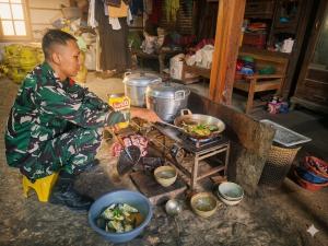 Dari Dapur Rumah Warga, Terjalin Kedekatan TNI dan Rakyat di Desa Godo