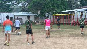Hangatnya Kebersamaan di Sisa Waktu 3 Hari Satgas TMMD 128 Bersama  Anak-Anak Desa Godo, Bermain Sepakbola