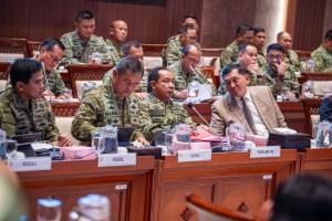 Panglima TNI, Kasad, Kasau dan Kasal Hadiri Raker Bersama Komisi I DPR RI Bahas Dinamika Geopolitik dan Misi Perdamaian Dunia