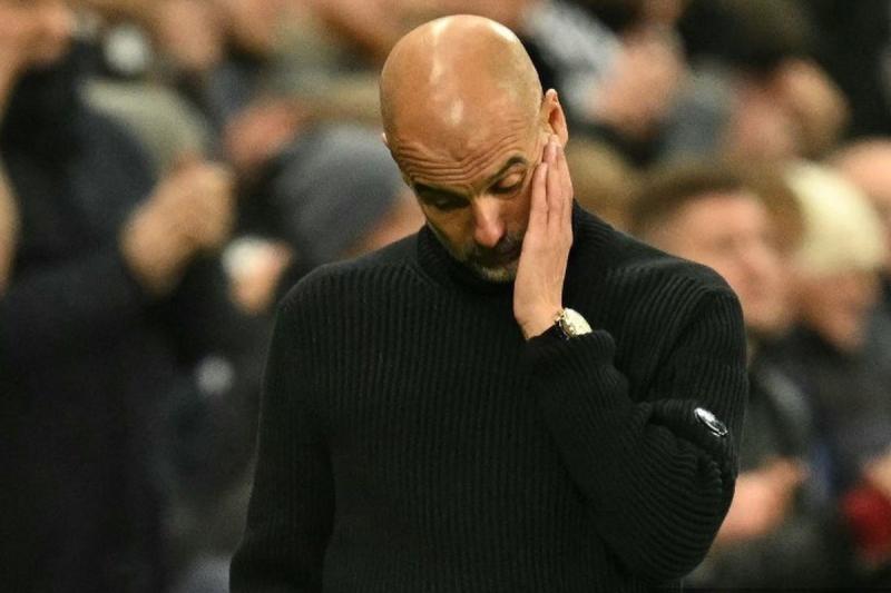 Pelatih Man City, Pep Guardiola, memberikan selamat kepada Arsenal yang menjuarai Liga Inggris usia tim asuhannya hanya meraih hasil imbang 1-1 lawan Bournemouth.