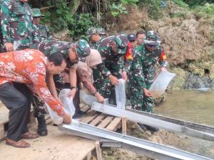 Tebar Benih Ikan di Penutupan TMMD Ke-128 Kodim Pati