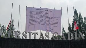 Spanduk “Surat Permohonan Maaf” di Gerbang UGM Jadi Sorotan, Kampus Tegaskan Bukan Sikap Resmi