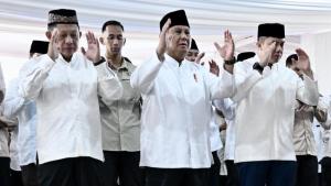 Prabowo Salat Iduladha di Paris, Gibran Salat Id di Istiqlal