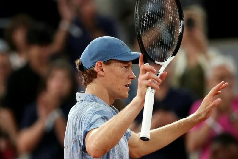 Petenis nomor satu dunia Jannik Sinner secara mengejutkan tersingkir di babak kedua di event Roland Garros 2026.   