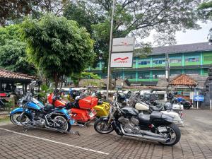 MBI Chapter Depok Touring Tipis-tipis, Rehat di Warsol