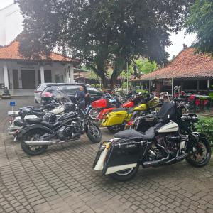 Sarapan Pagi, Motor Besar Indonesia Chapter Depok Memilih Warung Solo Kemang Usai Sunmori