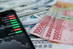 Rupiah Tembus Rp18.016 per Dolar AS, Rekor Pelemahan Baru Bayangi Ekonomi RI