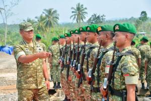 Wapang TNI Tinjau Yonif TP 842/Badak Sakti, Dukung Pertahanan dan Ekonomi Daerah