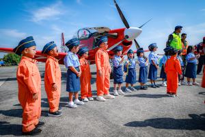 Jupiter Aerobatic Team TNI AU Tumbuhkan Cinta Dirgantara Generasi Muda di Surabaya
