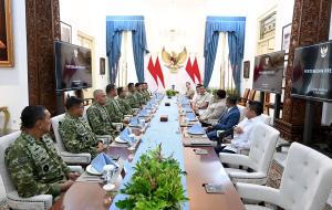 Presiden Prabowo Subianto Bersama Panglima TNI, Wakil Panglima TNI, Menhan, Kepala BIN, Kasau, Kasal, Kasad Bahas Program Strategis