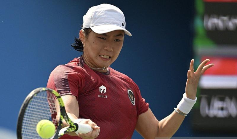 Petenis putri Indonesia Janice Tjen harus mengakui petenis Belgia Greet Minnen pada babak pertama di  Libema Open 2026.   
