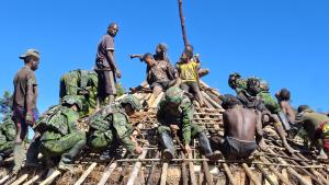 Wujud Kemanunggalan TNI-Rakyat, Satgas Yonif 742/SWY Renovasi Honai Warga di Pedalaman Papua