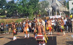 Pentas Caci Jadi Penutup Turnamen Masta Cup 1, Ribuan Diaspora Manggarai Raya Jabodetabek Padati Dewantara Sport Center, Tangsel