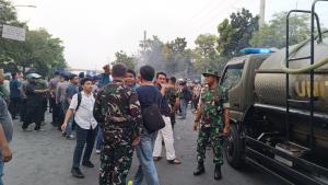 Kesigapan Denmadam Jaya Kerahkan Mobil Water Tank Padamkan Api saat Aksi Demo