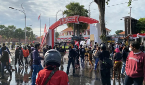 Ratusan Massa Gelar Aksi di Grahadi, Sampaikan Sembilan Poin Kritik terhadap Pemerintahan Prabowo-Gibran