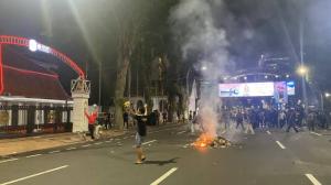 Aparat Bubarkan Paksa Massa Aksi #IndonesiaSekarat di Surabaya, Belasan Demonstran Diamankan