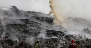 Enam Hari TPA Jatiwaringin Terbakar, Ratusan Warga Mengungsi dan Pemadaman Terus Berpacu dengan Waktu