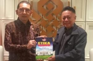 The President Center Serahkan Buku Etika Pemimpin ke Fadli Zon, Dorong Penguatan Integritas Pejabat dan Pendidikan Kepemimpinan