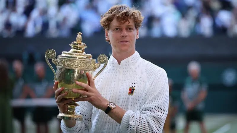 Petenis nomor satu dunia Jannik Sinner sukses mempertahankan juara Wimbledon 2026 setelah menyingkirkan Alexander Zverev di final.   