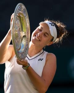 Noskova Raih Trofi Juara Usai Taklukkan Rekan Senegaranya di Final Wimbledon 2026.