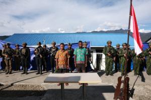 Lewat Pendekatan Humanis, TNI AD Antar Dua Eks Anggota OPM Kembali ke NKRI