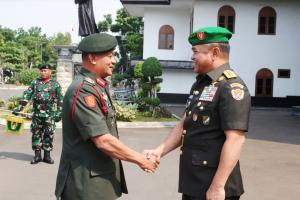Perkuat Kemitraan Strategis, Kasad Terima Kunjungan Panglima Tentera Darat Malaysia