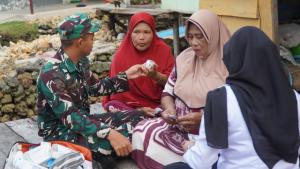Personil Satgas TMMD bersama Puskesmas Umbele Laksanakan Pengobatan Door to Door bagi Warga di Lokasi TMMD Ke-129