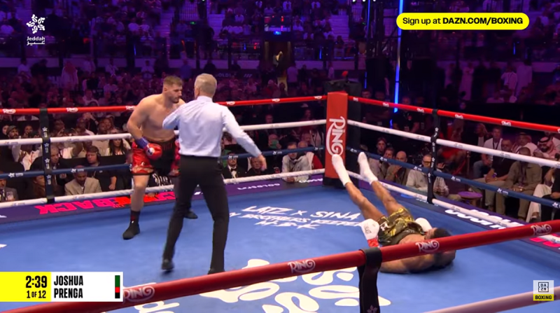 Duel kelas berat (minimum 90,7 kg) Anthony Joshua kontra Cristian Prenga berlangsung ketat dan seru. Diselenggarakan di Jeddah, Arab Saudi, Minggu WIB, kedua petinju saling memukul jatuh.
