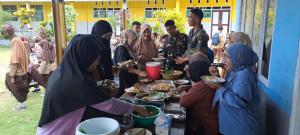 Guru SDN Umbele Siapkan Jamuan Makan sebagai Bentuk Terima Kasih kepada Satgas TMMD Ke-129